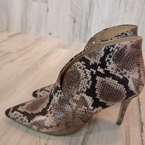 NWT Jessica Simpson Women's Layra Deep V Heeled Ankle Bootie 6.5 Snake Print - Picture 7 of 9